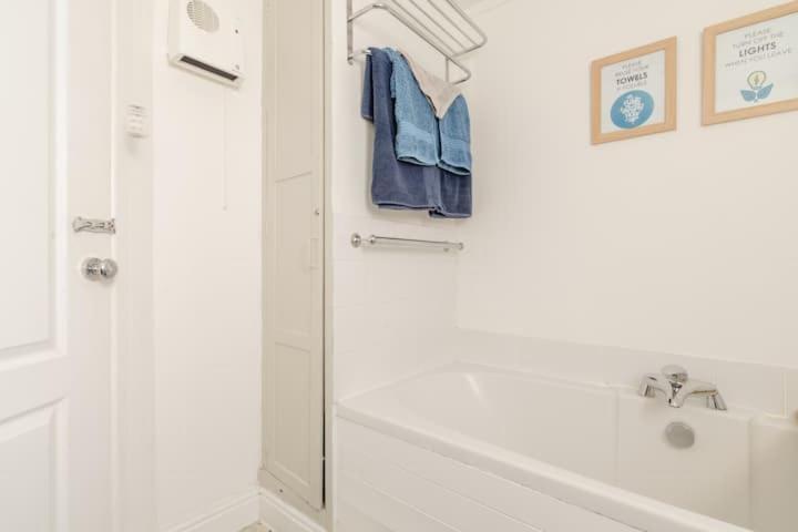 Dog Friendly Cottage 2 Mins To Beach With Hot Tub And Zappi Ev Lessingham Eksteriør billede